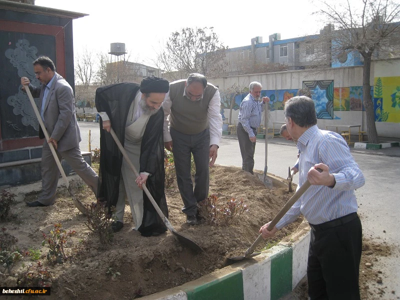 عکس:گلکاری کارمندان ،اساتید، ودانشجویان شهید بهشتی تهران