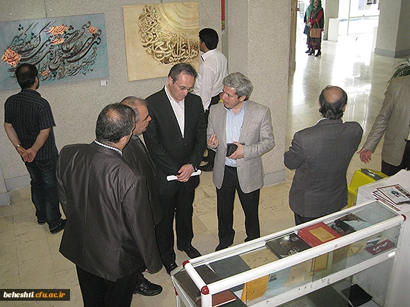 عکس:دکترمهرمحمدی در بازدید از آثار اساتید هنر مرکزآموزش عالی شهید بهشتی تهران 11