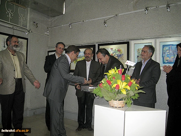 عکس:دکترمهرمحمدی در بازدید از آثار اساتید هنر مرکزآموزش عالی شهید بهشتی تهران 27