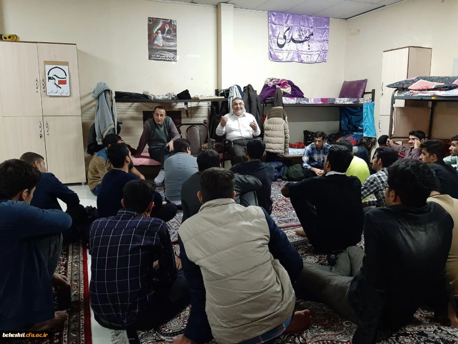 برگزاری جلسات تجربه های ناب معلمی
 4