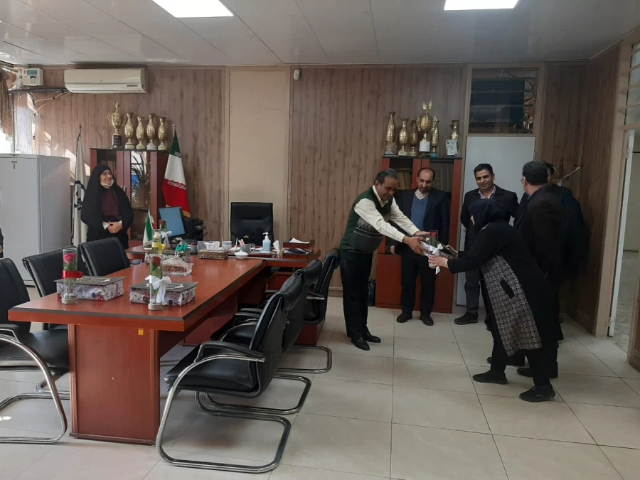 تجلیل و تقدیر از بانوان مرکز 4