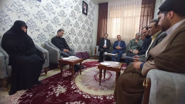 دیدار کارکنان مرکزشهید بهشتی از خانواده شهید یوسفی
 3