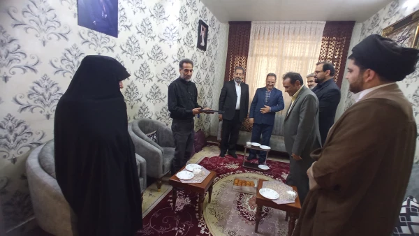 دیدار کارکنان مرکزشهید بهشتی از خانواده شهید یوسفی
 4