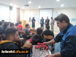 اهدای شاخه گل و گرامیداشت روز دانشجو در مرکز شهید بهشتی
 2