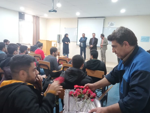 اهدای شاخه گل و گرامیداشت روز دانشجو در مرکز شهید بهشتی
 2