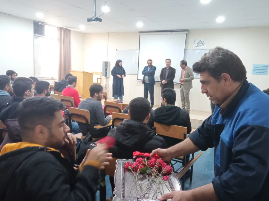 اهدای شاخه گل و گرامیداشت روز دانشجو در مرکز شهید بهشتی
 2