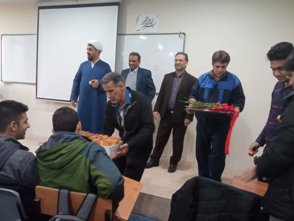 اهدای شاخه گل و گرامیداشت روز دانشجو در مرکز شهید بهشتی
 3