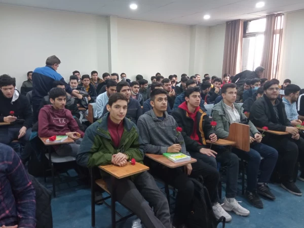 اهدای شاخه گل و گرامیداشت روز دانشجو در مرکز شهید بهشتی
 4