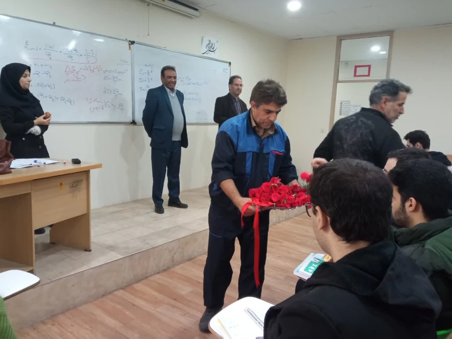 اهدای شاخه گل و گرامیداشت روز دانشجو در مرکز شهید بهشتی
 5