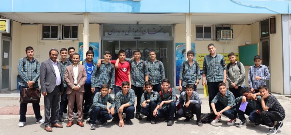 بازدید دانش آموزان از آزمایشگاه و فضای آموزش مرکز شهید بهشتی 2