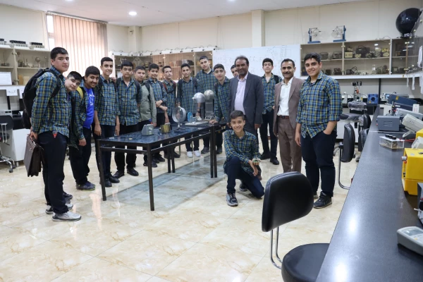 بازدید دانش آموزان از آزمایشگاه و فضای آموزش مرکز شهید بهشتی 3