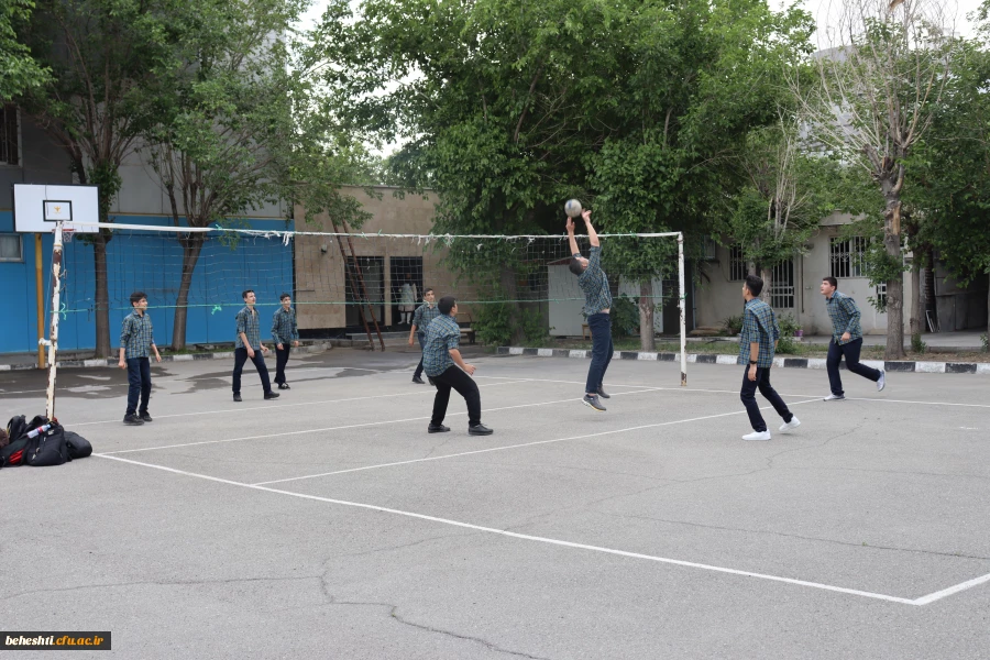 بازدید دانش آموزان از آزمایشگاه و فضای آموزش مرکز شهید بهشتی 4