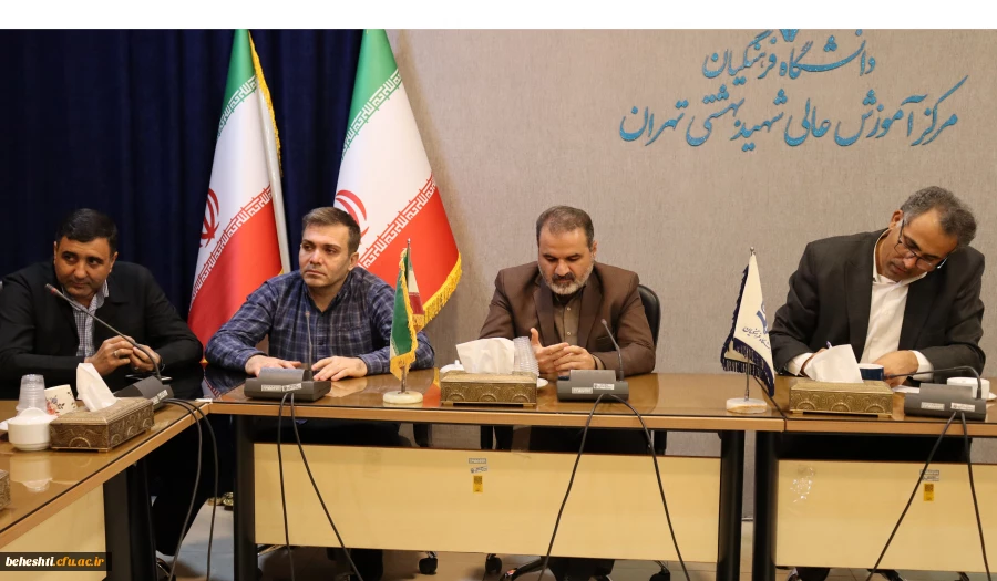 در سالن جلسات 2