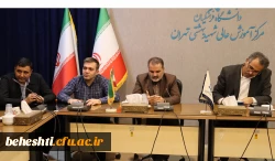 در سالن جلسات 2