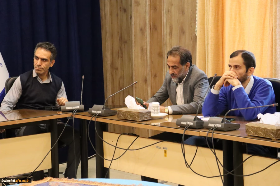 در سالن جلسات 3