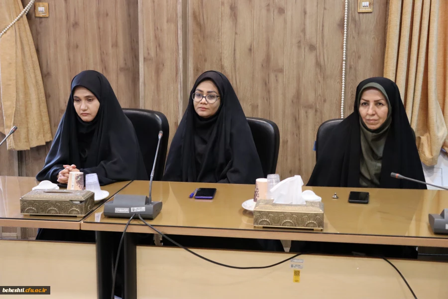 در سالن جلسات 4