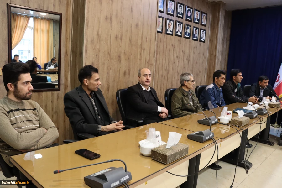 در سالن جلسات 5