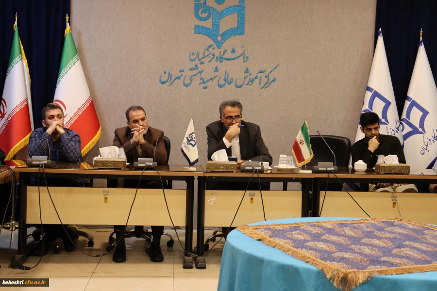 در سالن جلسات 6