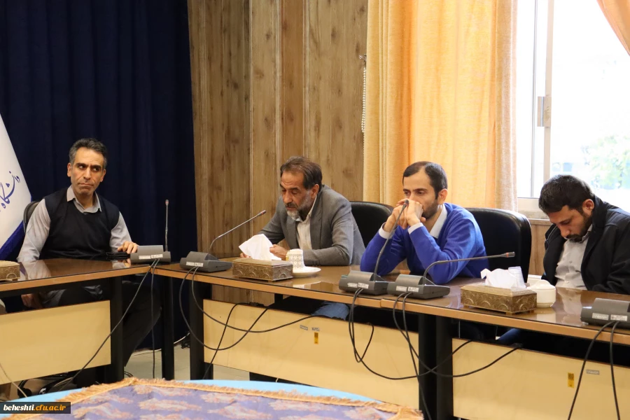 در سالن جلسات 7