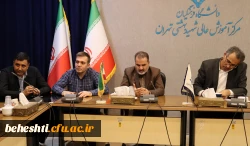 در سالن جلسات 2