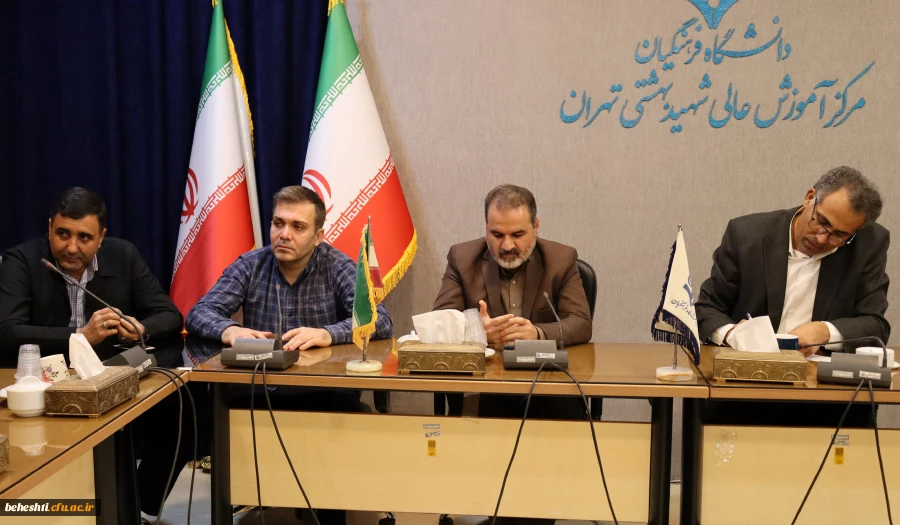 در سالن جلسات 2