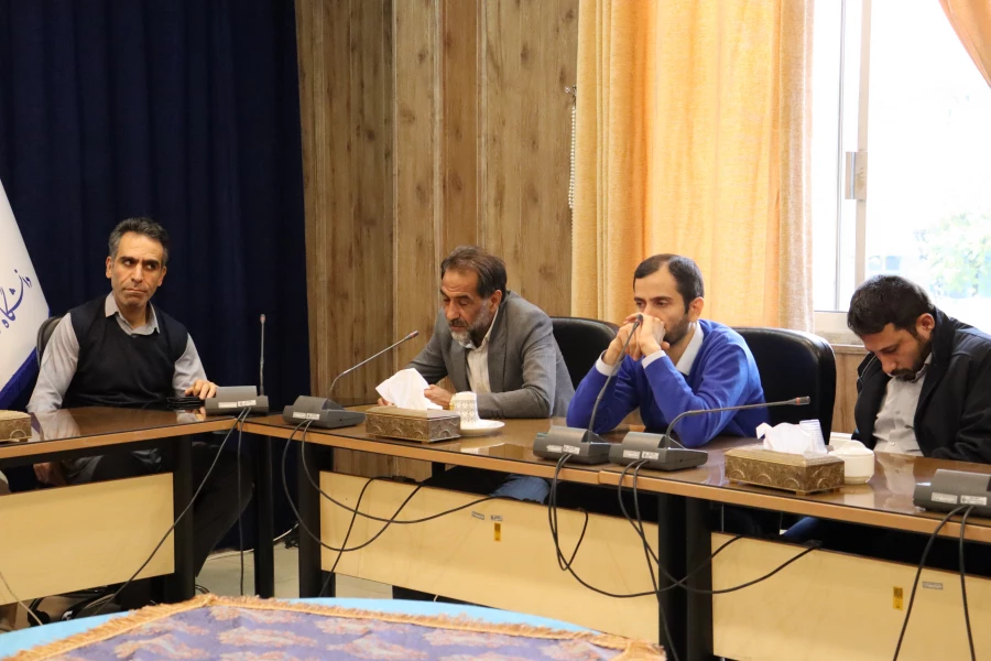 در سالن جلسات 3