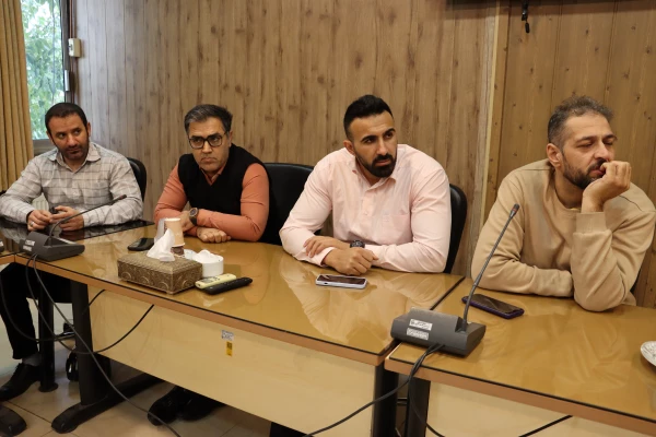 در سالن جلسات 4