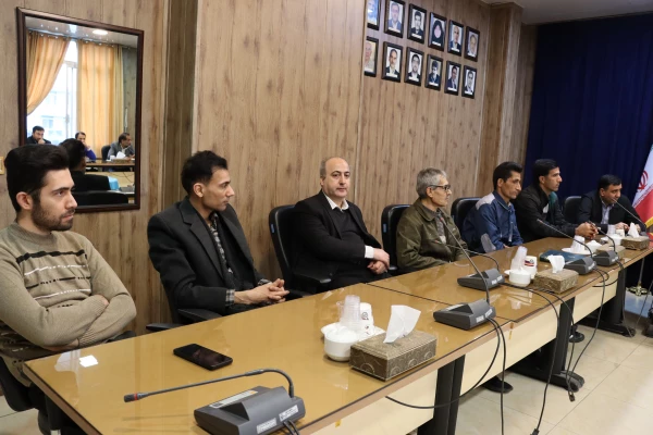 در سالن جلسات 5