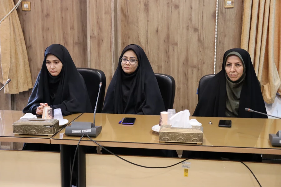 در سالن جلسات 6