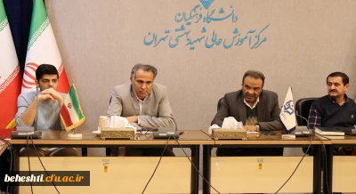 در سالن جلسات

برگزاری جلسه شورای مرکز