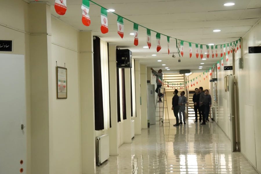 فضا سازی و آذین بندی مرکز به مناسبت دهه مبارک فجر 7