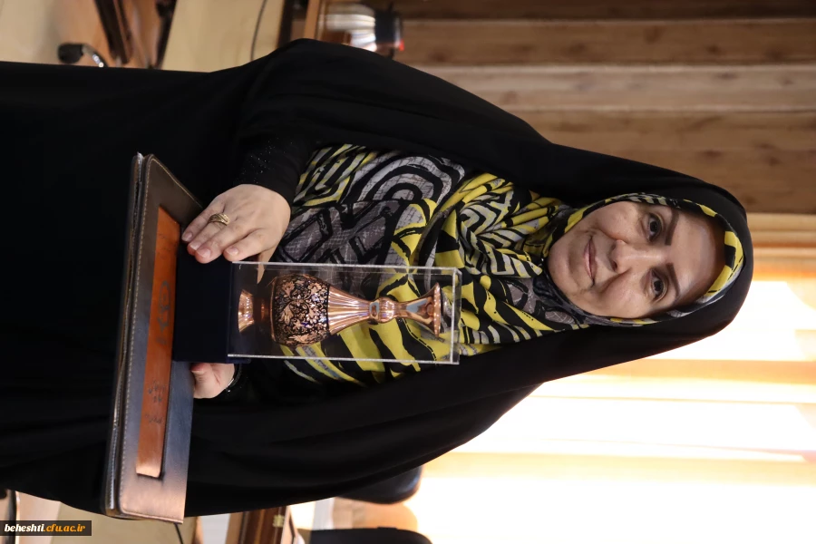 اعطای لوح تقدیم کارمند نمونه سرکار خانم معصومه حیدری 2