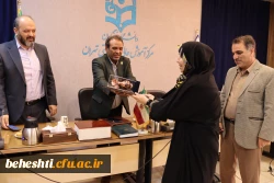 اعطای لوح تقدیم کارمند نمونه سرکار خانم معصومه حیدری 3