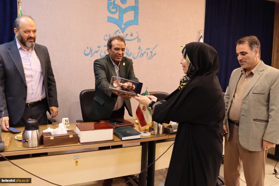 اعطای لوح تقدیم کارمند نمونه سرکار خانم معصومه حیدری 3