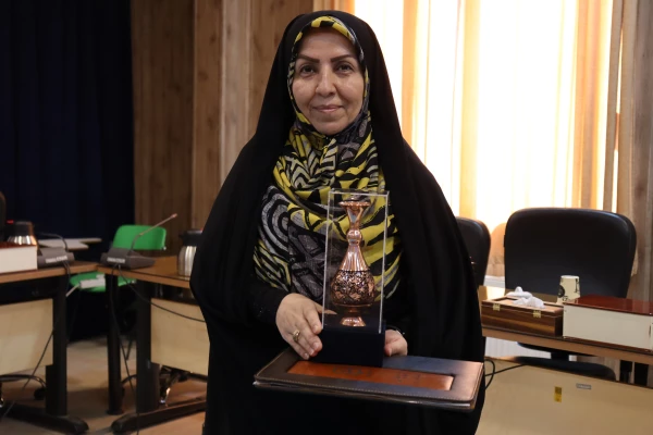 اعطای لوح تقدیم کارمند نمونه سرکار خانم معصومه حیدری 4