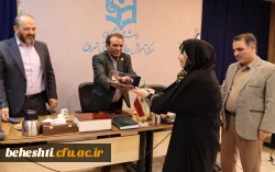 اعطای لوح تقدیم کارمند نمونه سرکار خانم معصومه حیدری 5