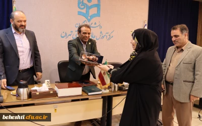 اعطای لوح تقدیر کارمند نمونه سرکار خانم معصومه حیدری