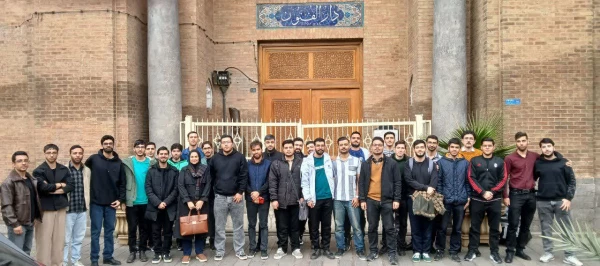 بازدید دانشجو معلمان از مدرسه دارالفنون، کتابخانه و باغ ملی ملک 3