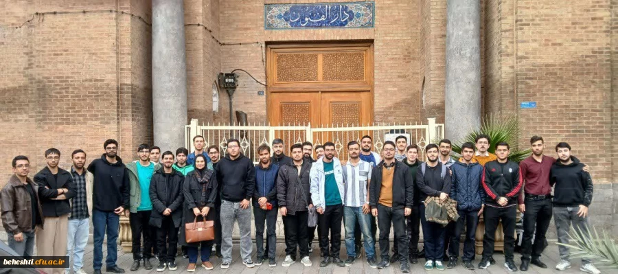 بازدید دانشجو معلمان از مدرسه دارالفنون، کتابخانه و باغ ملی ملک 3