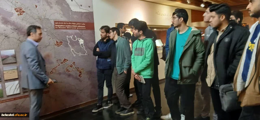 بازدید دانشجو معلمان از مدرسه دارالفنون، کتابخانه و باغ ملی ملک 5